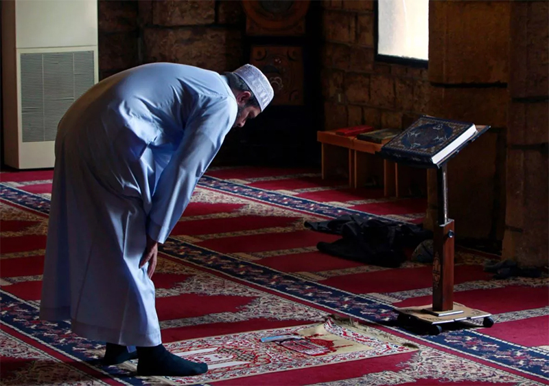 Namaz kılarken gülünce abdest bozulur mu? Namaz kılarken gülmek namazı bozar mı?